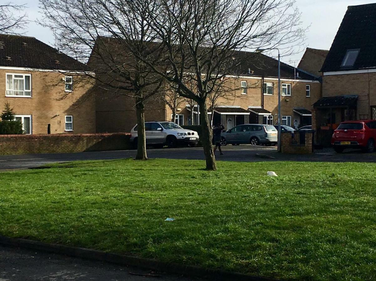 Travelling Stop Apartment Swindon Exterior photo